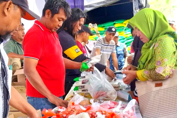 Khofifah Integrasikan Pasar Murah Ramadhan dengan Produk UMKM Lokal, Harga Sembako Turun Drastis