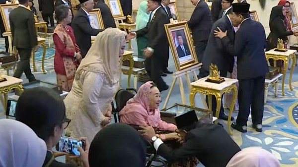 Sungkem di Istana: Air Mata Yenny Wahid dan Takzim Petinggi NU untuk Gus Dur yang Akhirnya Diakui Negara