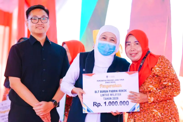 Khofifah Salurkan BLT DBHCHT Rp2,508 Miliar untuk Ribuan Buruh Rokok di Surabaya
