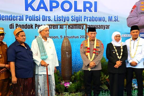 Kapolri Disambut Meriah di Banyuanyar, Tegaskan Pesantren adalah Benteng Moral Bangsa