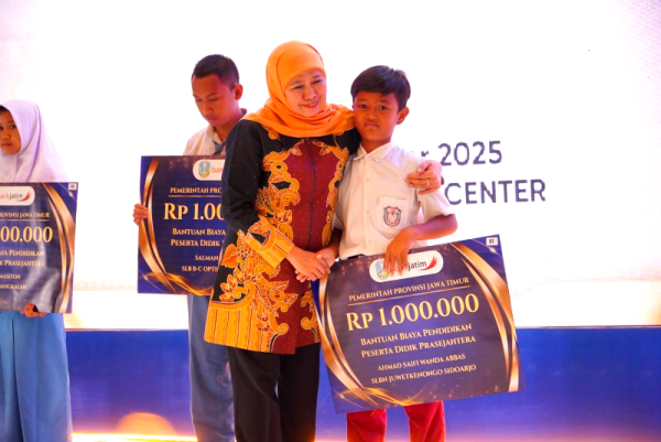 Pemprov Jatim Salurkan Bantuan Pendidikan 2025 bagi 48 Ribu Siswa dari Keluarga Kurang Mampu
