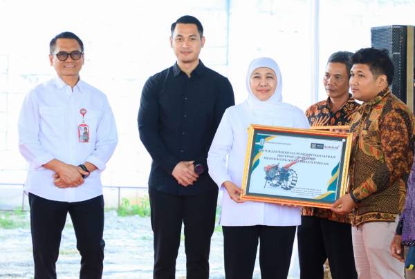 Dinas Pertanian Jatim Percepat Modernisasi Pertanian, Heru Suseno Dampingi Gubernur Khofifah Serahkan Alsintan di Probolinggo