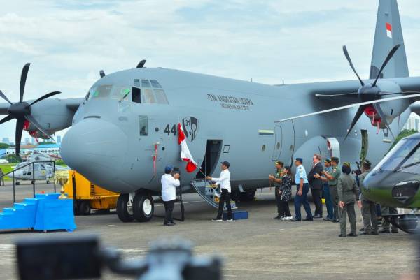 Jokowi Saksikan Penyerahan Pesawat Hercules untuk TNI AU