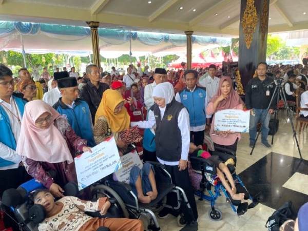 Khofifah Salurkan Bansos Rp13,2 Miliar di Jombang, Warga Rentan hingga UMKM Jadi Sasaran