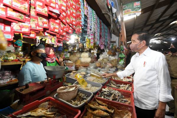 Presiden Jokowi Bagikan Bansos dan Tinjau Harga Minyak Goreng di Pasar