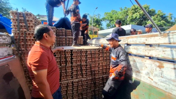 BPBD Jatim Fasilitasi Bantuan 8,7 Ton Telur Peternak Blitar ke NTT