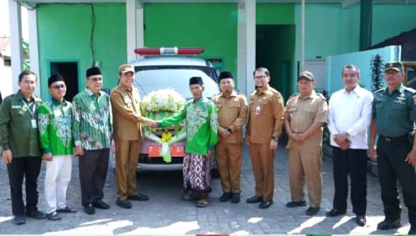Pemkab Bondowoso Serahkan Ambulans ke NU Cermee, Wujud Nyata Kolaborasi untuk Umat