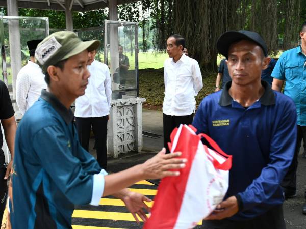 Jokowi Saksikan Penyerahan Sembako untuk Warga di Halaman Istana Bogor