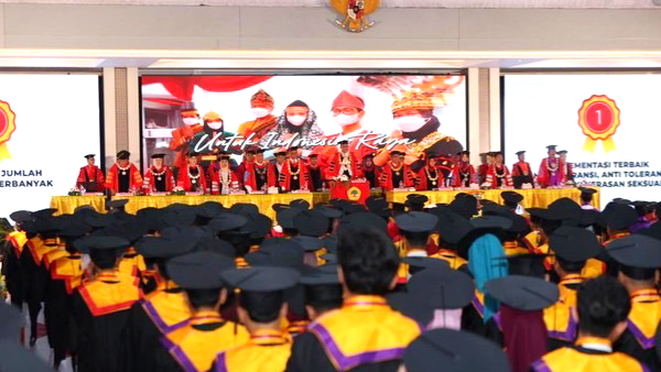 Rektor Untag Surabaya Ajak Wisudawan Jadi Patriot Intelektual dan Jaga Persatuan di Tengah Kerusuhan
