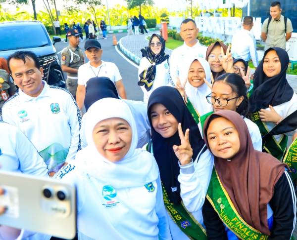 Bersama 1.125 Masyarakat, Gubernur Khofifah Melakukan Aksi Bersih Sampah dan Tanam Pohon di Puncak Peringatan Hari Lingkungan Hidup Sedunia 2026