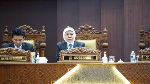 PAD Jatim Lampaui Target, Khofifah Serahkan Nota Keuangan Pertanggungjawaban APBD 2025