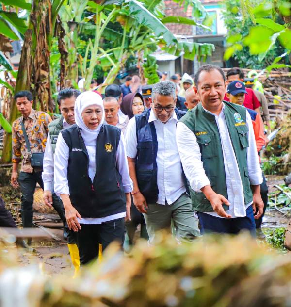 Khofifah Turun Langsung ke Situbondo, Pengerukan Sungai dan Penguatan Bronjong Jadi Fokus Penanganan Banjir