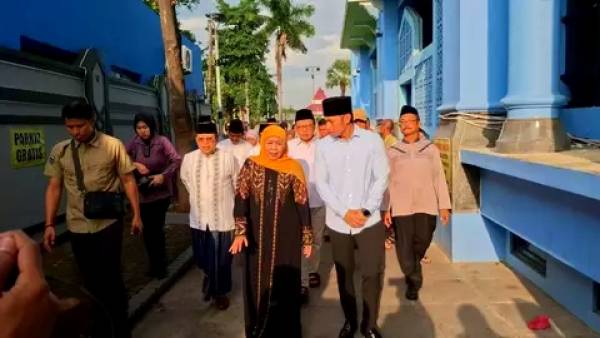 Khofifah Ziarah ke Makam Sunan Bonang, Tebar Sembako untuk Warga Tuban