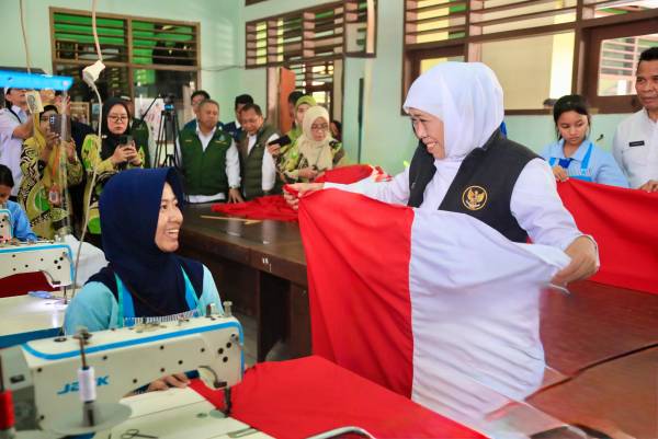 Khofifah Bangga Serapan Lulusan SMK Jatim Tembus 91,46 Persen, Siap Kerja hingga Wirausaha