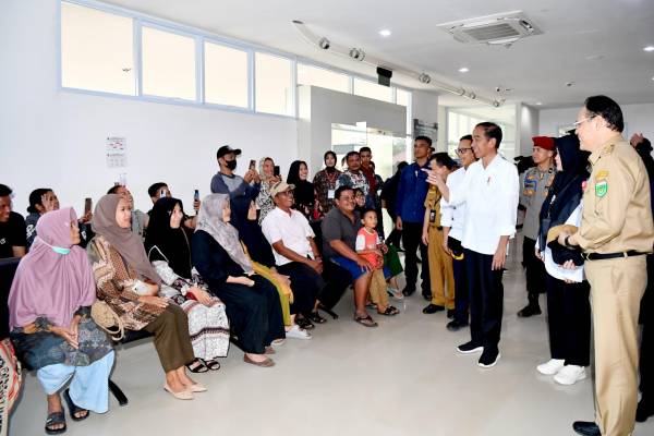 Jokowi Tinjau Fasilitas dan Pelayanan Kesehatan di RSUD Sultan Thaha Saifuddin