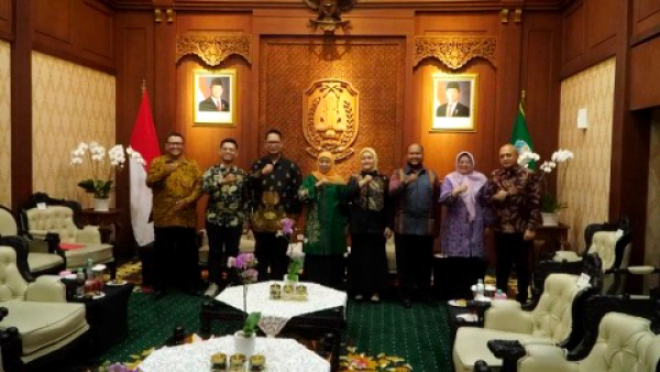 Khofifah Terima Persiari Jatim, Pelatihan Penyiaran untuk Siswa Sekolah Rakyat Segera Digelar