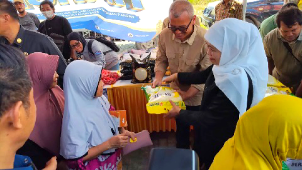 Pasar Murah ke-82 di Bangkalan Diserbu Warga, Khofifah Pastikan Harga Bahan Pokok Tetap Terjangkau