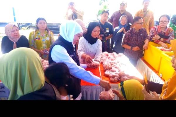 Pasar Murah Pemprov Jatim Diserbu Warga Madiun, Telur Rp22 Ribu per Kg