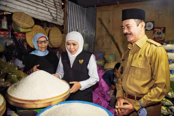 Sidak Pasar Kolpajung Pamekasan, Khofifah Pastikan Harga Bahan Pokok dan Stoknya hingga Lebaran