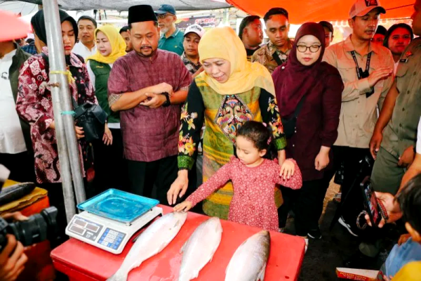 Kenalkan Tradisi Sejak Dini, Khofifah Ajak Cucu Kunjungi Pasar Bandeng Gresik