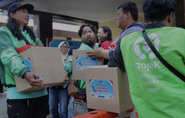 Polda Jatim Salurkan Paket Bantuan Sembako untuk Pengemudi Ojol