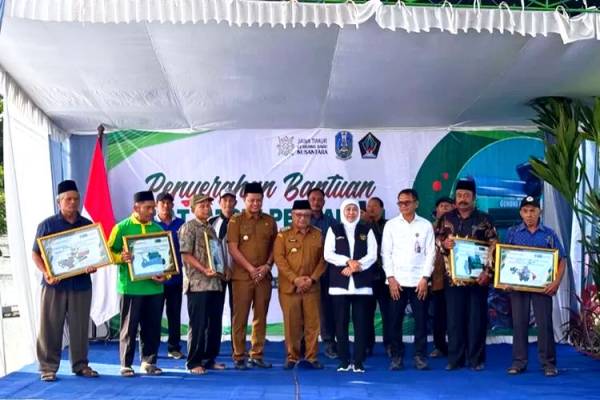 Dinas Pertanian Jatim Dampingi Gubernur Serahkan 39 Alsintan ke Petani Blitar