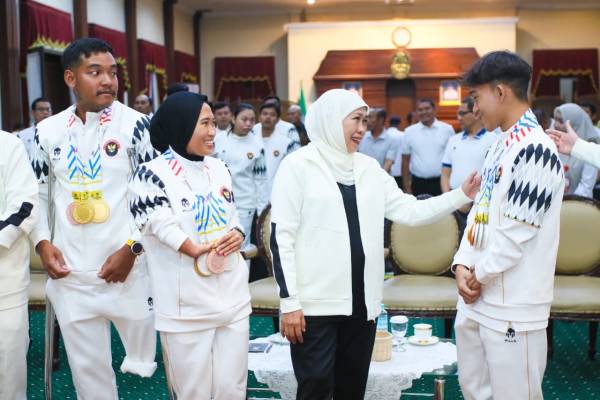 Gubernur Khofifah Guyur Bonus Rp1,845 Miliar, Atlet Paralimpik Jatim Borong 35 Medali ASEAN Para Games 2025