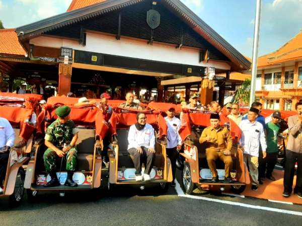 Presiden Serahkan Ribuan Becak Listrik untuk Pengayuh Becak Sepuh di Mojokerto