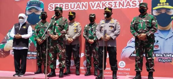 Khofifah Bersama Panglima TNI dan Kapolri Tinjau Vaksinasi di Stadion Thor