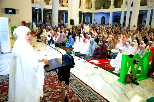 Qiyamul Lail 27 Ramadhan, Khofifah-Emil Ajak 35 Ribu Jamaah Doakan Perdamaian Dunia