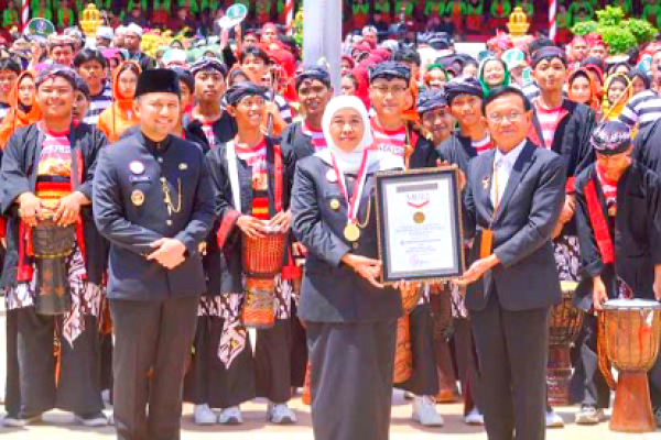 Khofifah Pimpin Upacara Hari Jadi ke-80 Provinsi Jawa Timur di Grahadi