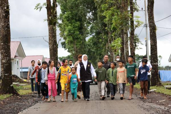 Khofifah Nyalakan Sambungan Listrik 1.951 Warga Relokasi Huntap Semeru