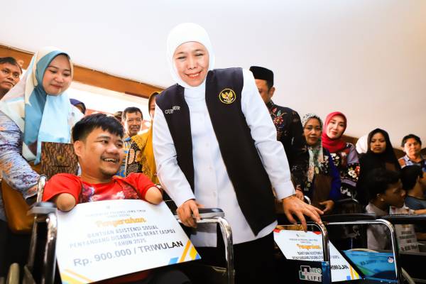 Khofifah Salurkan Rp10,2 Miliar di Probolinggo untuk Tekan Kemiskinan dan Perkuat Ekonomi Warga