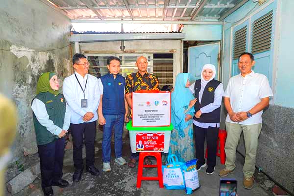 Khofifah Naik Motor Listrik Sambangi Keluarga Pahlawan, Bawa Pesan Nasionalisme Sepanjang Masa
