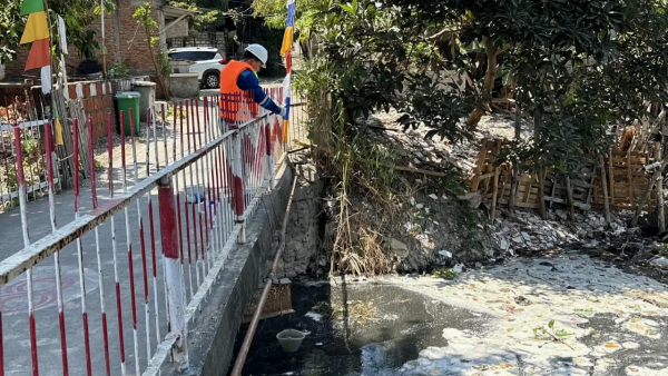 Sisa Foam Pemadam Kebakaran Driyorejo Diduga Tercemar ke Sungai, PJT I Gelontor Kali Surabaya