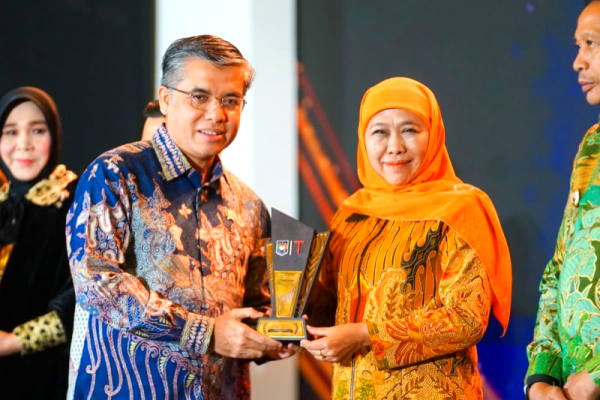 Pemprov Jatim Raih Penghargaan Penyerapan Tenaga Kerja, Pengangguran Turun Tajam di Bawah Kepemimpinan Khofifah
