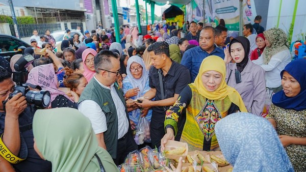 Khofifah Gelar Pasar Murah di Surabaya untuk Tekan Kenaikan Harga Selama Nataru
