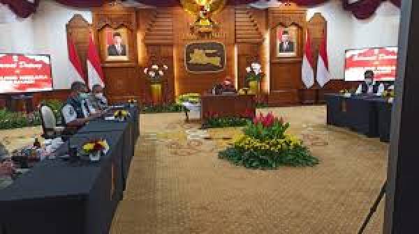 Gubernur Jatim Ikuti Rakor Virtual dengan Tiga Menteri Persiapan Menghadapi Varian Omicorn
