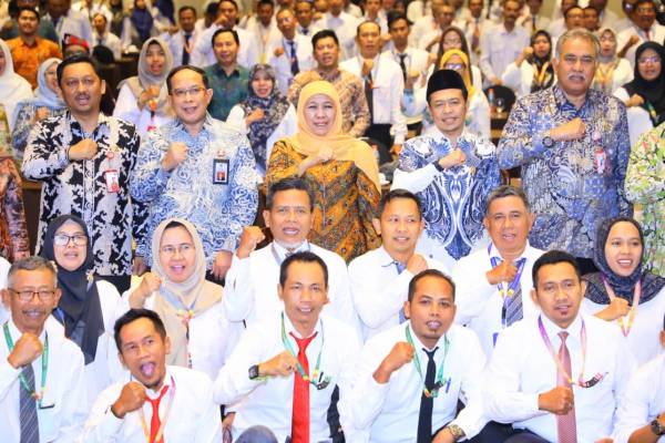 Gubernur Khofifah Ajak Camat, Sekcam, dan Sekdes Jemput Bola Sukseskan Program Strategis Nasional hingga Tingkat Desa