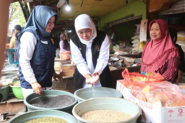 Blusukan ke Dua Pasar di Mojokerto, Khofifah Pastikan Stok Bahan Pokok Aman Hingga Lebaran