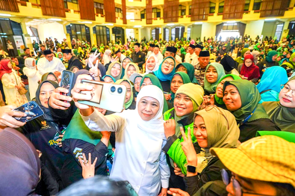 Khofifah Indar Parawansa Serahkan Bantuan Ekonomi dan Pendidikan Sambut Ramadhan 1447 H di Surabaya