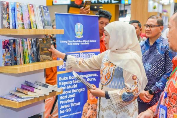 Hari Buku Sedunia 2026, Khofifah Serukan Revolusi Literasi untuk Dongkrak Daya Saing SDM