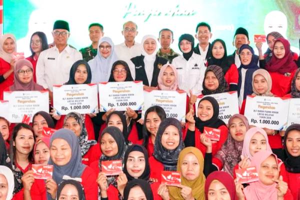 Khofifah Salurkan Bansos Rp1,8 Miliar di Kediri, Tekankan Kemandirian Ekonomi Warga