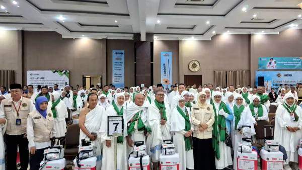 Gubernur Khofifah Lepas Kloter Terakhir Haji Embarkasi Surabaya, 30 Jamaah Gagal Berangkat