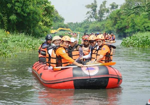 Susur Sungai dan Lakukan Pembersihan Eceng Gondok di Kali Buntung, Plh. Gubernur Adhy: 1,4 km Aliran Sungai Sudah Bersih