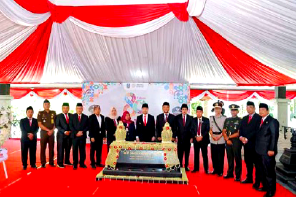 Wagub Emil Ziarah ke Makam RP. Mohammad Noer di Sampang, Hormati Tokoh Visioner Asal Madura