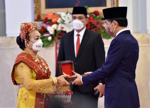 Jokowi Anugerahkan Tanda Kehormatan bagi 127 Tokoh