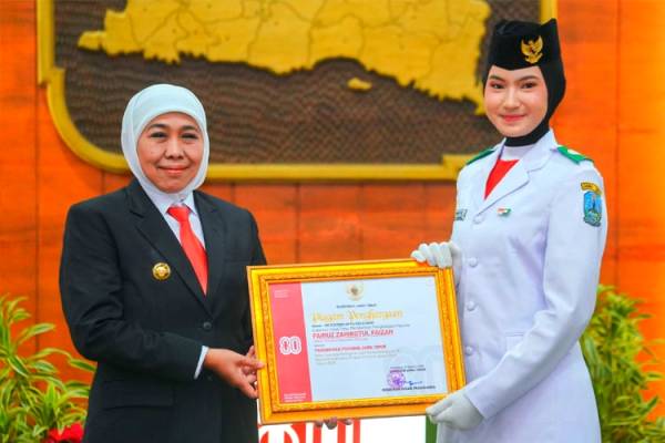 Gubernur Khofifah Apresiasi Paskibraka Jatim: “Cinta Tanah Air Harus Dipupuk Sejak Dini”