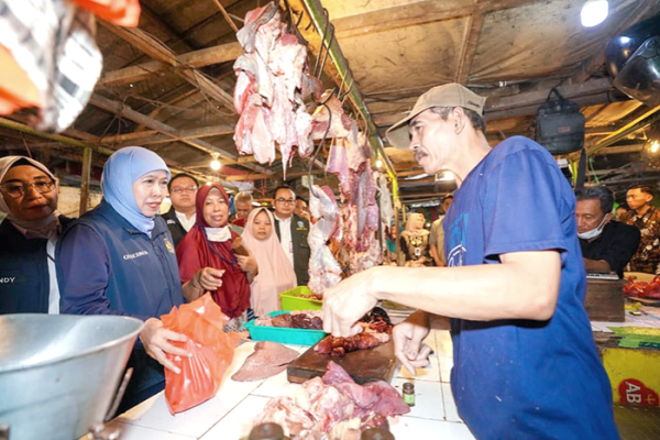 Khofifah Indar Parawansa Perintahkan Percepatan Distribusi Bahan Pokok, Temukan Harga Telur dan Ayam Tembus HET