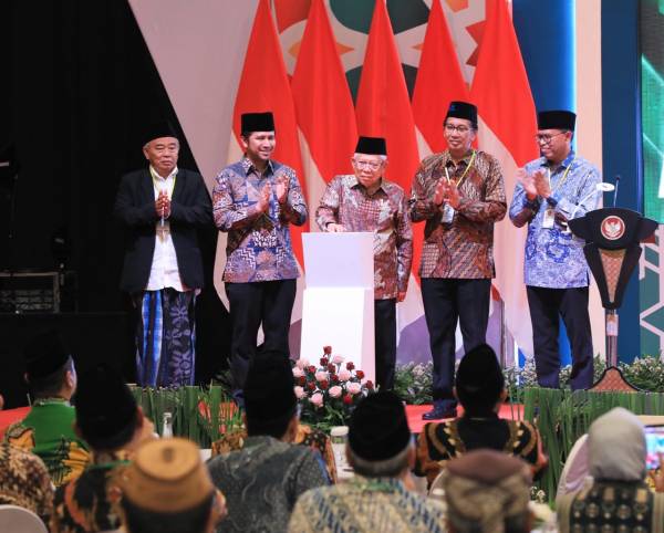 Emil Dardak Sebut Jatim Siap Berkomitmen Tingkatkan Ekonomi Syariah Nasional